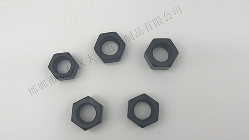 在大久五金看來(lái)，六角螺母是將機(jī)械設(shè)備緊密連接起來(lái)的重要零件